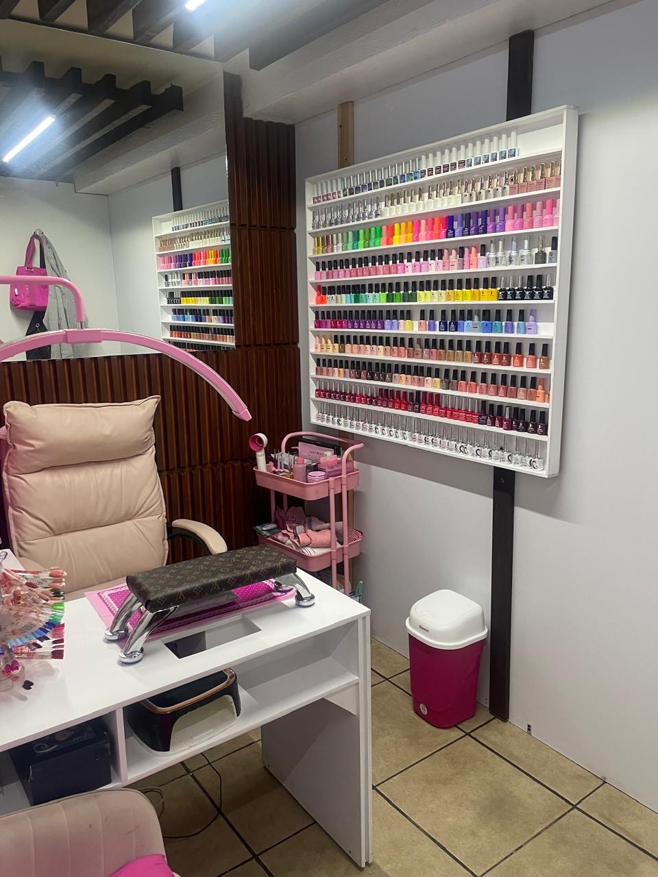 Área de espera con sillones y decoración