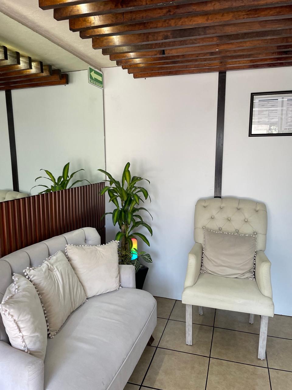 Cabina con camilla y equipo